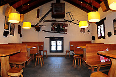L'accogliente sala del Bar Lo Baoutson