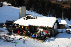 Il bar ristorante Lo Baoutson fotografato dalla seggiovia del Couis II