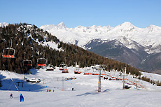 La pista del Grand Grimod e in fondo a sinistra il bar e ristorante Lo Baoutson