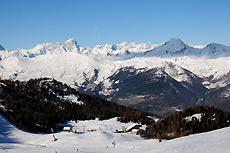 Panorama: le piste del Grand Grimod e sullo sfondo il Monte Bianco