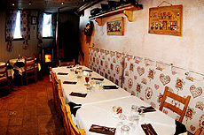 La sala ristorante con la stufa a legna